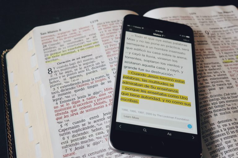 تطبيقات لقراءة الكتاب المقدس على هاتفك الخلوي